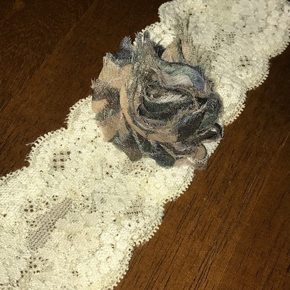 Ivory Lace Bridal Garter Camouflaged fabric flower - Picture 3 of 3